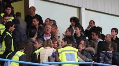 Gli steward isolano i tifosi della Carrarese in tribuna centrale per evitare il contatto con ...