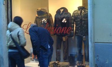 <b>LIQUIDAZIONE TOTALE. </b>La vetrina della storica boutique che si affaccia su via Cambini 