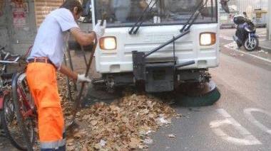 Operatori dell’Aamps spazzano le foglie dalle caditoie