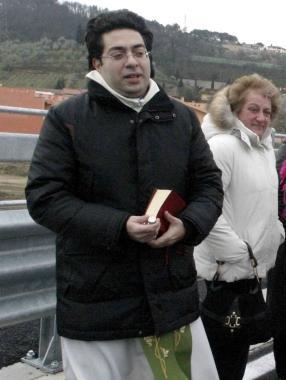 Sopra don Paolo a destra con Betori e il sindaco Mori di Montelupo 