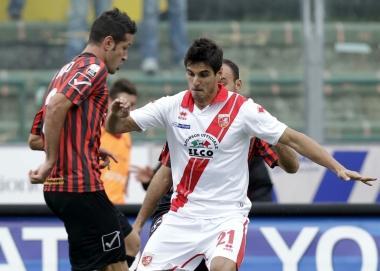 <b>DRIBBLING.</b> Una delle brucianti serpentine di Luis Maria Alfageme ai danni della squadra rossonera 