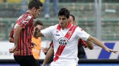 <b>DRIBBLING.</b> Una delle brucianti serpentine di Luis Maria Alfageme ai danni della squadra rossonera
