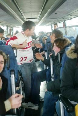 Studenti in piedi su un pullman di linea                 
