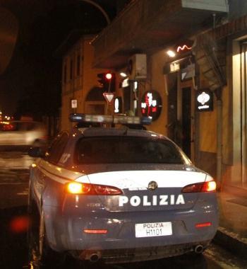 Intervento notturno di una volante della polizia    