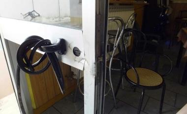La porta scassinata e sopra il circolo I Passi 