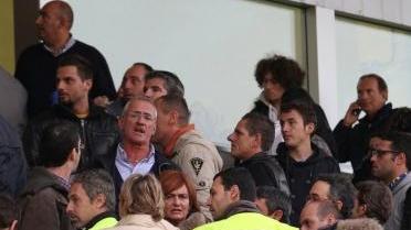Tensione in tribuna e a destra il vice presidente pratese Radici espulso dopo l’esultanza