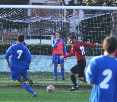 DAlessandro segna la rete del 3-1, i piombinesi festeggiano il successo sul Castiglioncello e sotto Luca Gherardini, fra i migliori in campo, va al cross 