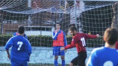 D’Alessandro segna la rete del 3-1, i piombinesi festeggiano il successo sul Castiglioncello e sotto Luca Gherardini, fra i migliori in campo, va al cross