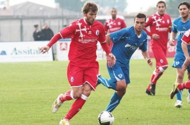 <b>FOLIGNO-PISA. </b>A sinistra, Strizzolo va via a Stoppini; qui sopra, Marco Ilari in azione  
