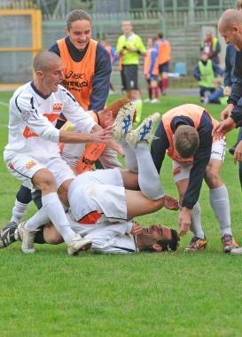 La gioia dei giocatori arancioni dopo uno dei quattro gol al Camaiore 