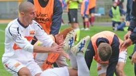 La gioia dei giocatori arancioni dopo uno dei quattro gol al Camaiore