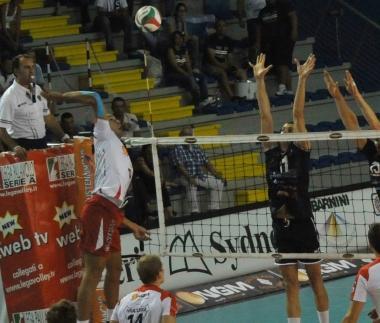 <b>KO DEI LUPI.</b> Sopra, lo schiacciatore Cetrullo, il migliore in partita tra i conciari; a destra, un concitato coach Cannestracci con il libero Tosi alle spalle 