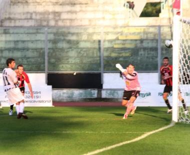 <b>LA PRODEZZA...</b> Il tiro di Pizza si infila alle spalle di Rossi: &egrave; il gol del 2-2 