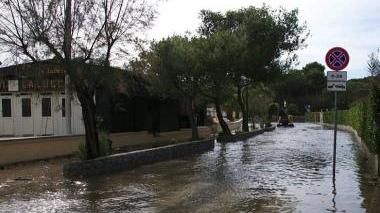 Sabbia e mare entrano in paese