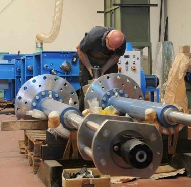 Un operaio specializzato al lavoro in unazienda meccanica della nostra provincia  