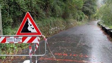 A destra la frana di Guadine; in basso l’assessore alla protezione civile Loreno Vivoli