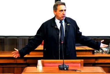 Una strana espressione del sindaco, che sembra dire: &laquo;Non ne posso proprio pi&ugrave;...&raquo; 