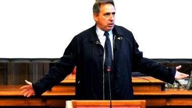 Una strana espressione del sindaco, che sembra dire: «Non ne posso proprio più...»