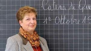 Sopra, Lucia oggi. A sinistra, con una collega