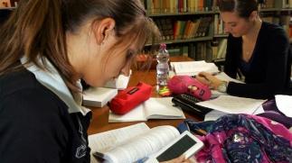 Studenti nella biblioteca Renato Fucini