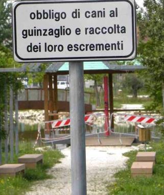 Un cartello per i padroni di cani