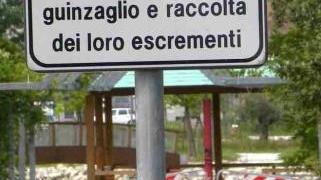 Un cartello per i padroni di cani