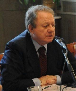 Il traffico intenso lungo viale Europa A sinistra il ministro delle Infrastrutture Altero Matteoli    