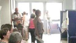 <b>IN ATTESA.</b> Cittadini in coda al centro prenotazioni al distretto di via Bassa Tambura