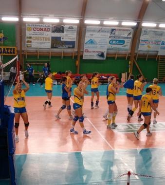 Le ragazze della Pallavolo Carrarese in azione   