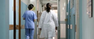 Infermieri in una corsia dospedale 