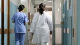 Infermieri in una corsia d’ospedale