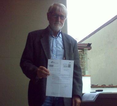 <b>LICENZIATO.</b> Riccardo Antonini mostra la lettera ricevuta da Rfi  