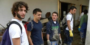 I ragazzi di Limite impegnati a ripulire dal fango il paese di Borghetto Vara 