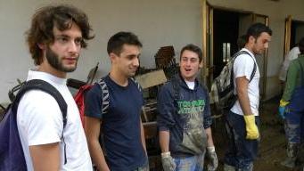 I ragazzi di Limite impegnati a ripulire dal fango il paese di Borghetto Vara