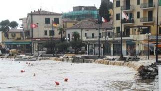 Lungomare di Marina di Campo devastato dal fiume di acqua e fango e (sotto) due auto travolte e finite una sopra l’altra in fondo a una strada del centro del paese dilaniato dal nubifragio
