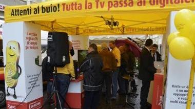 <b>RESSA</b> ieri mattina in piazza Dante al gazebo della Fondazione Ugo Bordoni dove gli esperti hanno spiegato come affrontare lo switch off
