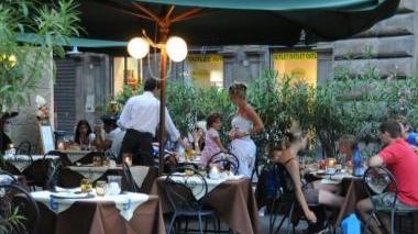 Giuseppe Melis e (in alto) turisti in una pizzeria