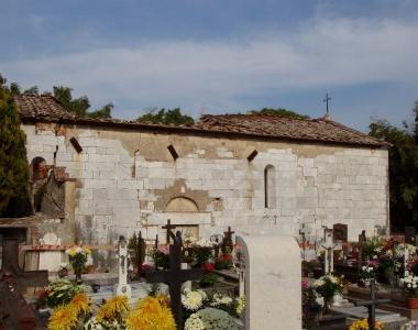 Loratorio di S. Giovanni Evangelista nel cimitero di Massa Pisana con il tetto crollato   