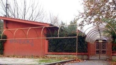 L’ingresso della discoteca Neon di via Stradella; in basso una pattuglia dei carabinieri