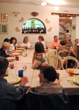 A cena in pizzeria il sabato sera: un rito che resiste malgrado la crisi economica