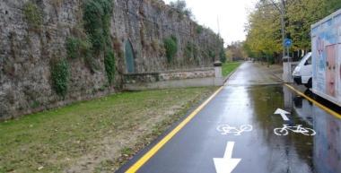 Le mura e la pista ciclabile lungo via Bixio