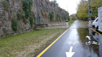 Le mura e la pista ciclabile lungo via Bixio