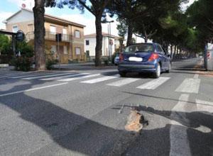 Radici e strada dissestata, si torna ai 30 km orari