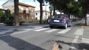 Radici e strada dissestata, si torna ai 30 km orari