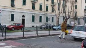 Cade dallo scooter grave donna di 53 anni