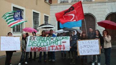 «Ci avete dimenticato». Sit-in davanti al Comune dei disoccupati della Giolfo