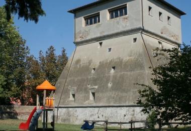 Un esterno della torre di Vada 
