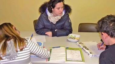 Un tutor con due studenti (foto archivio)