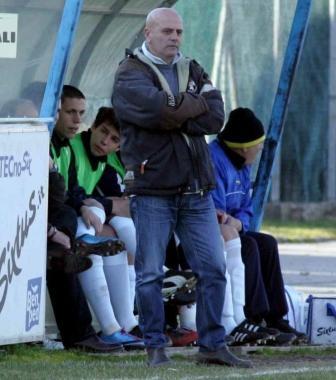 Il tecnico del Castello Sauro Fattori osserva i suoi dalla panchina durante una partita di campionato 