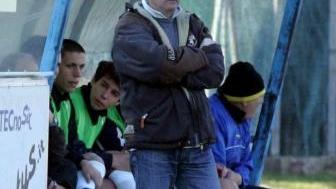 Il tecnico del Castello Sauro Fattori osserva i suoi dalla panchina durante una partita di campionato